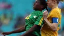 Marjory Nyaumwe berebut bola udara dengan pemain Australia, Lisa de Vanna di Grup F Olimpiade Rio 2016 di Korintus Arena, Brasil, (6/8). Atlet 29 tahun ini mengepang rambut gimbalnya ke atas yang jadi sorotan. (REUTERS/Fernando Donasci)