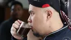 Terdakwa kasus ujaran kebencian, Ahmad Dhani meminum kopi sebelum menjalani sidang lanjutan di PN Jakarta Selatan, Senin (2/7). Sidang tersebut menghadirkan saksi dari jaksa dan saksi meringankan dari Ahmad Dhani. (Liputan6.com/Immanuel Antonius)