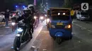 Pemudik motor melintas di posko penyekatan mudik di Kedungwaringin, Kabupaten Bekasi, Jawa Barat, Selasa (11/5/2021) dini hari. Bila sudah terjadi penumpukan, kendaraan akan dialirkan ke titik-titik berikutnya. (Liputan6.com/Herman Zakharia)