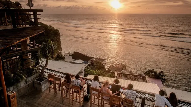 Kedatangan wisatawan memberi dampak positif bagi bisnis kafe dan resto, terlebih menjelang Konferensi Tingkat Tinggi (KTT) G20.