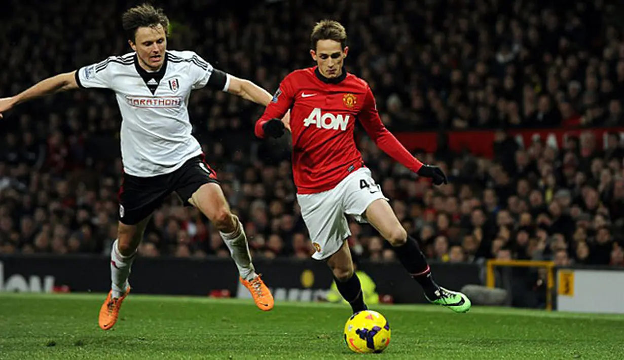Gelandang Manchester United asal Belgia Adnan Januzaj (kiri) berebut bola dengan gelandang Fulham asal Denmark William Kvist saat laga pertandingan sepak bola Liga Premier Inggris antara Manchester United melawan Fulham di Old Trafford, Manchester, Minggu