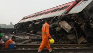 Juru bicara kereta api India Amitabh Sharma menjelaskan kecelakaan bermula setelah satu kereta penumpang bertabrakan dengan gerbong kereta lain yang sedang tergelincir. (Photo by Dibyangshu Sarkar/AFP)