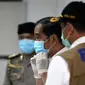 Presiden Joko Widodo mengenakan masker saat meninjau ruang perawatan Rumah Sakit Darurat Penanganan Covid-19 Wisma Atlet Kemayoran, Jakarta, Senin (23/3/2020). Jokowi memastikan bahwa rumah sakit darurat ini siap digunakan untuk karantina dan perawatan pasien Covid-19. (Kompas/Heru Sri Kumoro/Pool)