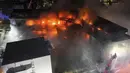 Api meletus dari kompleks apartemen di Essen, Jerman, Senin (21/2/2022). Sekitar 150 petugas dikerahkan untuk memadamkan api. (Christoph Reichwein/dpa vi aAP)
