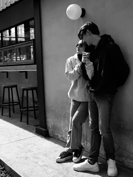 Dinda Hauw dan Rey Mbayang akhirnya menikah pada 10 Juli 2020. Pernikahan mereka digelar intimate yang dihadiri keluarga terdekat karena dirayakan di tengah pandemi Covid-19.  (Instagram/dindahw)