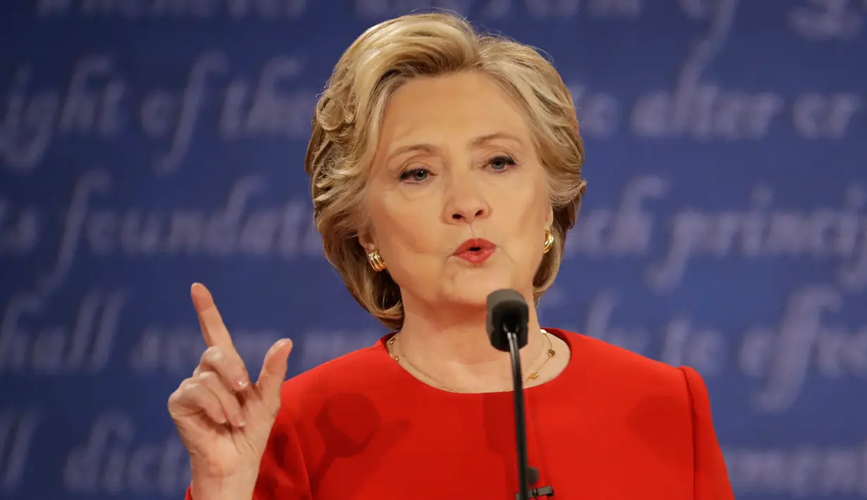 Capres dari Partai Demokrat, Hillary Clinton menjawab pertanyaan saat debat dengan capres dari Partai Republik Donald Trump pada debat pertama pemilu Amerika Serikat di Hofstra University, Hempstead, New York, Senin (26/09). (AP Photo/David Goldman)