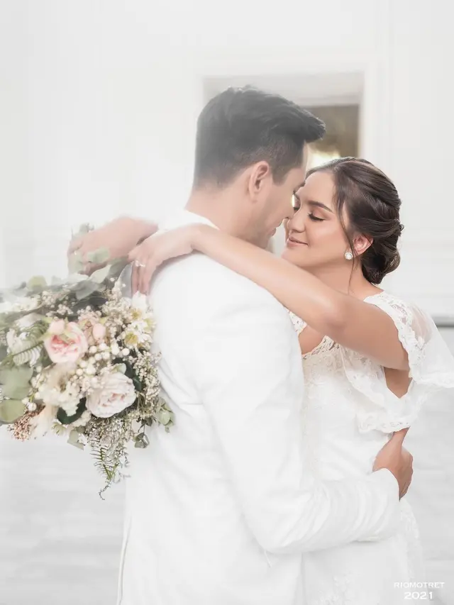 Anniversary ke-15, Ini 7 Potret Darius Sinathrya dan Donna Agnesia Pakai Baju Pernikahan