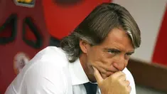 Pelatih Inter Milan, Roberto Mancini mengamati pertandingan ketika tim besutannya menghadapi Livorno di kancah Serie A, 23 September 2007 di Stadion Armando Picchi. AFP PHOTO/ANDREAS SOLARO