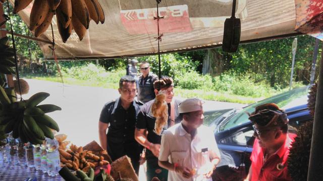 Koster beli buah di pinggir jalan