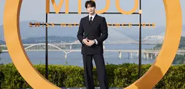 Lee Jong Suk mengenakan jam tangan mewah. Dok. Mido