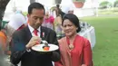 Presiden Jokowi dan Ibu Negara, Iriana Joko Widodo mencicipi masakan Pemenang Lomba Masak Ikan Nusantara 2017 di halaman Istana Kepresidenan, Jakarta, Selasa (15/8). Lomba ini dalam rangka 72 tahun Kemerdekaan Republik Indonesia. (Liputan6.com/Pool)
