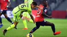 Penyerang Lille, Nicolas Pepe (kanan) saat melewati bek Anger, Theo Pellenard selama pertandingan Liga Prancis di Stadion Pierre-Mauroy, Prancis pada Mei 18 2019. Arsenal resmi mendatangkan Nicolas Pepe dari klub Liga Prancis, Lille. (AFP Photo/Denis Charlet)