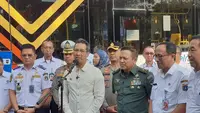 Pj Gubernur DKI Jakarta Heru Budi Hartono dan Direktur Utama PT Angkasa Pura II, Muhammad Awaluddin, menjajal langsung transjakarta rute Kalideres hingga Bandara Soetta dihari pertama operasionalnya. (Liputan6.com/Pramita Tristiawati)