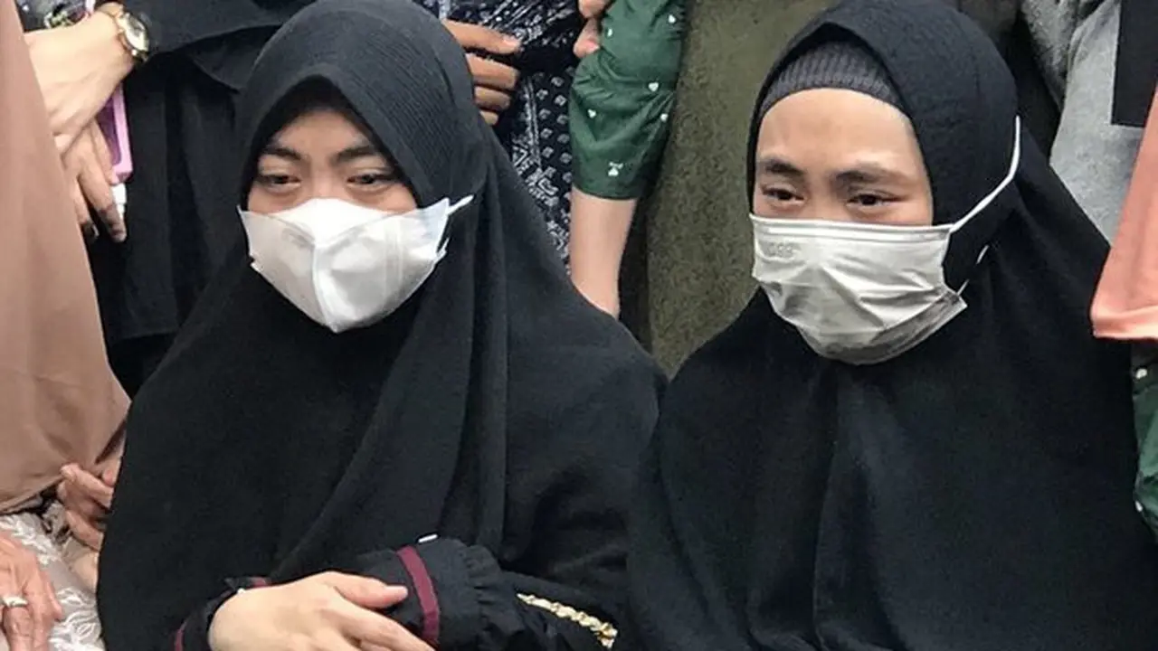 6 Potret Suasana Pemakaman Ayah Ria Ricis dan Oki Setiana Dewi, Penuh Duka