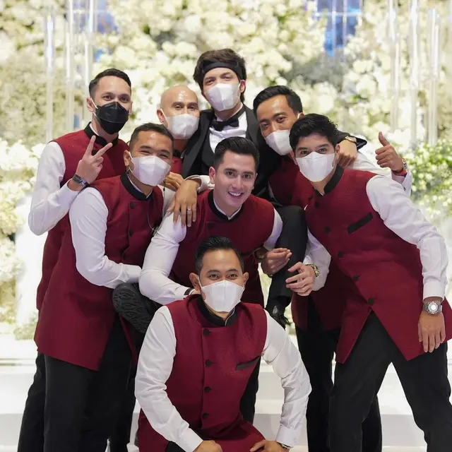 6 Potret Verrell Bramasta Jadi Groomsmen Nikahan Atta Aurel.