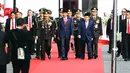 Presiden Jokowi didampingi Wapres Jusuf Kalla dan Kapolri Jenderal Pol Tito Karnavian saat menghadiri peringatan HUT ke-71 Bhayangkara di Monas, Jakarta, Senin (10/7). Jokowi menjadi instruktur upacara dalam acara tersebut. (Liputan6.com/Angga Yuniar)