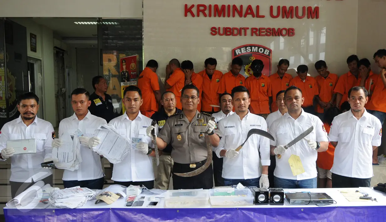 Resmob Polda Metro Jaya merilis hasil tindak kejahatan selama bulan November di Mapolda Metro Jaya Jakarta, Minggu (27/11). Polisi berhasil mengungkap tujuh kasus dengan 15 tersangka. (Liputan6.com/Helmi Affandi)