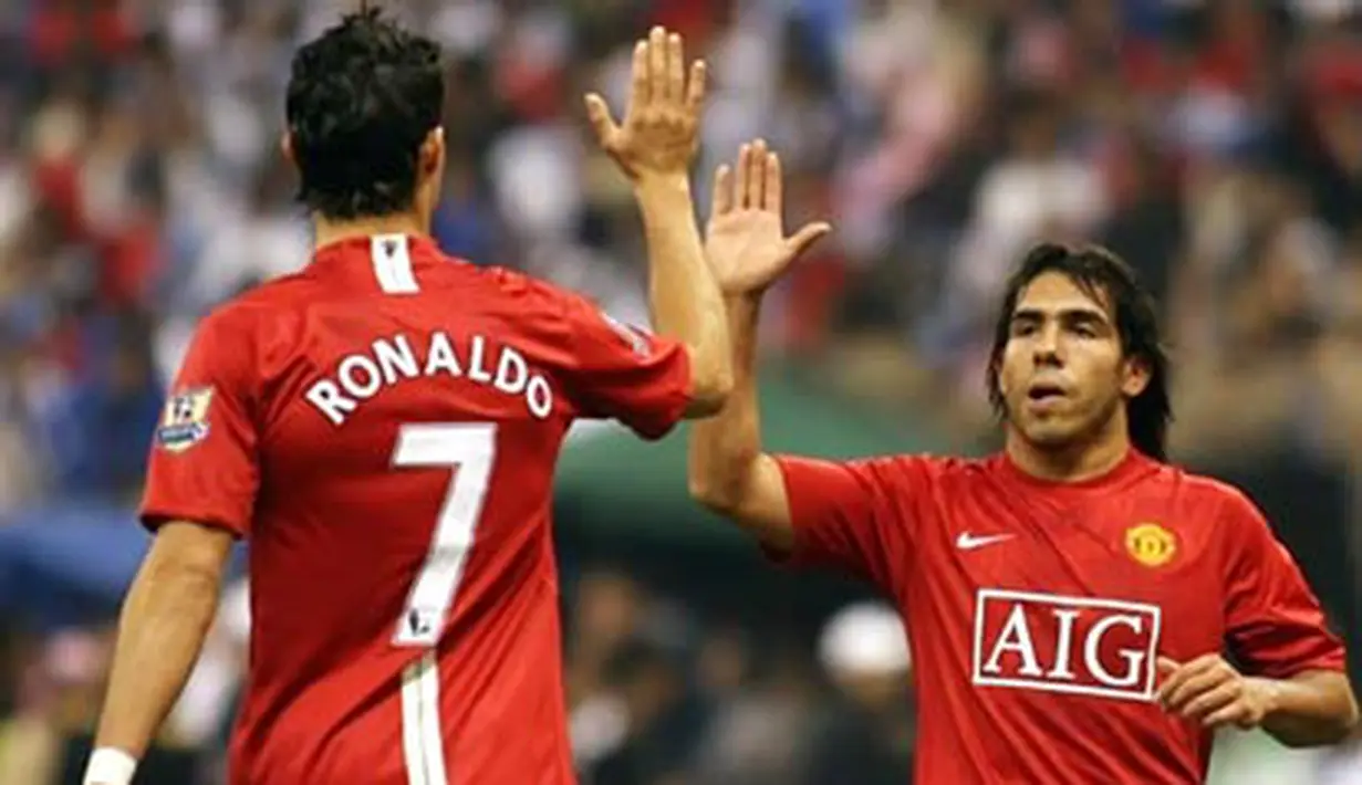 Manchester United's Cristiano Ronaldo (L) celebrates with teammate Carlos Tevez after scoring the second goal against al-Hilal during their football match at King Fahd Stadium in Riyadh, 21 January 2008. Hilal won the match 3-2. AFP PHOTO/HASSAN AMMA