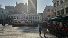 Tempat wisata Senado Square tetap sepi bahkan setelah pelonggaran pembatasan masuk COVID di Makau pada 28 Desember 2022. Hanya beberapa turis yang melintasi paving hitam putih bergelombang di Senado Square yang bersejarah di Makau pada hari kerja baru-baru ini dan banyak toko tutup. (AP Photo/Kanis Leung)