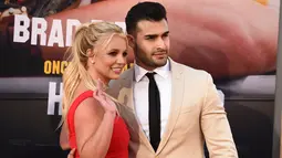 Penyanyi pop, Britney Spears dan sang pacar, Sam Asghari menghadiri premier film "Once Upon a Time in Hollywood" di TCL Chinese Theatre pada 22 Juli 2019. Ini adalah kali pertama Britney memboyong serta kekasihnya yang berdarah Iran tersebut di karpet merah. (Jordan Strauss/Invision/AP)