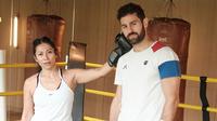 Anggun C Sasmi latihan bareng juara kickboxing dunia,&nbsp;Cyril Benzaquen, demi perannya di seral Hollywood,&nbsp;Reacher. (dok. Instagram @cyrilbenzaquen fotografer&nbsp;@christiankretschmar/https://www.instagram.com/p/DK7hMNAIKVj/)