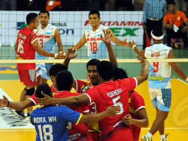 Tim putra Jakarta Electric PLN melakukan selebrasi usai membekuk Palembang Bank Sumsel Babel 3-1 di Pertamina Proliga 2015 di GOR Dome Balikpapan, (8/2/2015). (Liputan6.com/Helmi Fithriansyah)