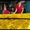 Pengrajin tahu kuning makanan khas oleh-oleh asal Kediri. (Dian Kurniawan/Liputan6.com)