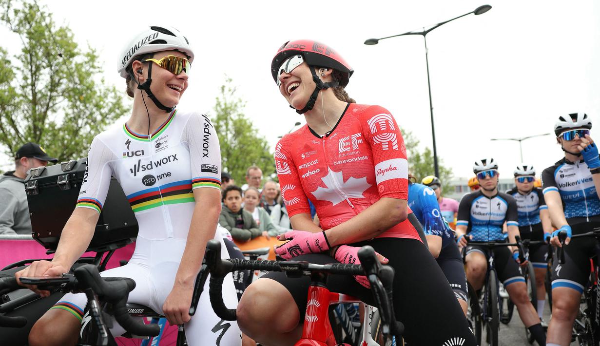Pembalap Team SD Worx - Protime, Lotte Kopecky (kiri) berbincang dengan pembalap EF Education - Cannondale team sekaligus juara bertahan, Alison Jackson sebelum perlombaan balap sepeda Paris Roubaix Femmes 2024 yang menempuh 148,5km antara Denain hingga Roubaix, Prancis, Sabtu (06/07/2024) waktu setempat. (AFP/Thomas Samson)