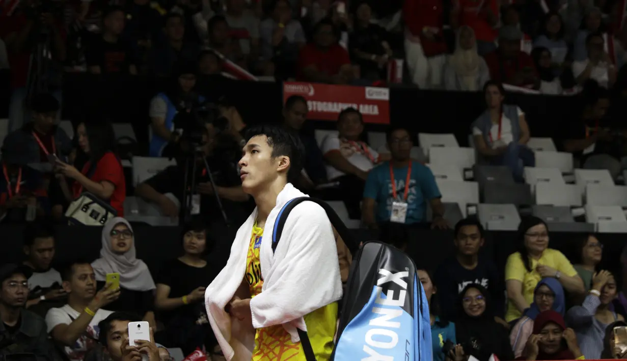 Tunggal putra Indonesia, Jonatan Christie, tampak kecewa usai dikalahkan tunggal Denmark pada Indonesia Masters 2019 di Istora Senayan, Jakarta, Sabtu (26/1). Jonatan gagal ke final. (Bola.com/Yoppy Renato)