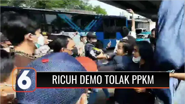 Aksi unjuk rasa mahasiswa menolak perpanjangan PPKM Darurat di Pasar Rebo, Jakarta Timur, berlangsung ricuh. Bentrokan nyaris terjadi saat mahasiswa yang menggelar aksi di tengah jalan dan menghalangi laju bus Transjakarta dihalau polisi.