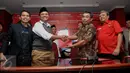 Pengusaha Muhamad Idrus bersalaman dengan Wakil Ketua Bapilu DPD PDIP Jakarta, Gembong Warsono usai menandatangangi surat pengambilan formulir pendaftaran Calon Gubernur DKI di kantor DPD PDIP DKI Jakarta, (20/4). (Liputan6.com/Gempur M Surya)