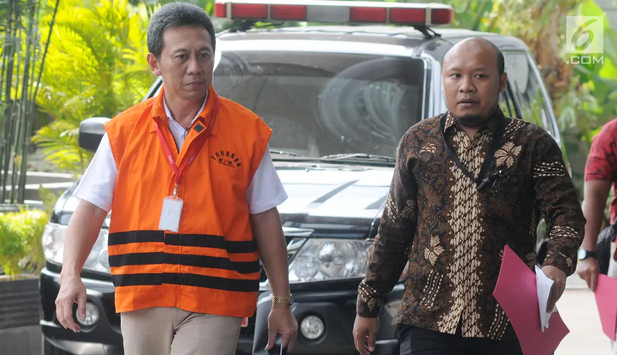 Bupati Kebumen nonaktif Mohammad Yahya Fuad setibanya di gedung KPK untuk menjalani pemeriksaan, Jakarta, Jumat (13/4). Mohammad Yahya diperiksa terkait kasus suap pengadaan barang dan jasa dana APBD Kabupaten Kebumen tahun 2016. (Merdeka.com/Dwi Narwoko)