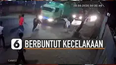 Aksi berbahaya ini mengakibatkan salah satu bocah terlindas truk hijau.