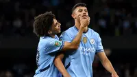 Rico Lewis (kiri) menghampiri Matheus Nunes (kanan) yang mencetak gol ke gawang Watford Watford pada pentas Carabao Cup, Rabu (25/9/2024) dini hari WIB. (Darren Staples / AFP)