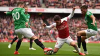 Gelandang Arsenal, Lucas Torreira, berebut bola dengan gelandang Brighton, Solly March, pada laga Premier League di Stadion Emirates, London, Minggu (5/5) Kedua klub bermain imbang 1-1. (AFP/Glyn Kirk)