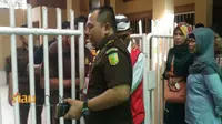 Kasipidum Kejari Pekanbaru saat menyelidiki insiden kaburnya tahanan terdakwa kasus pencurian yang kabur usai sidang di PN Pekanbaru, Kamis, 24 Mei 2018. (Riauonline.co.id)