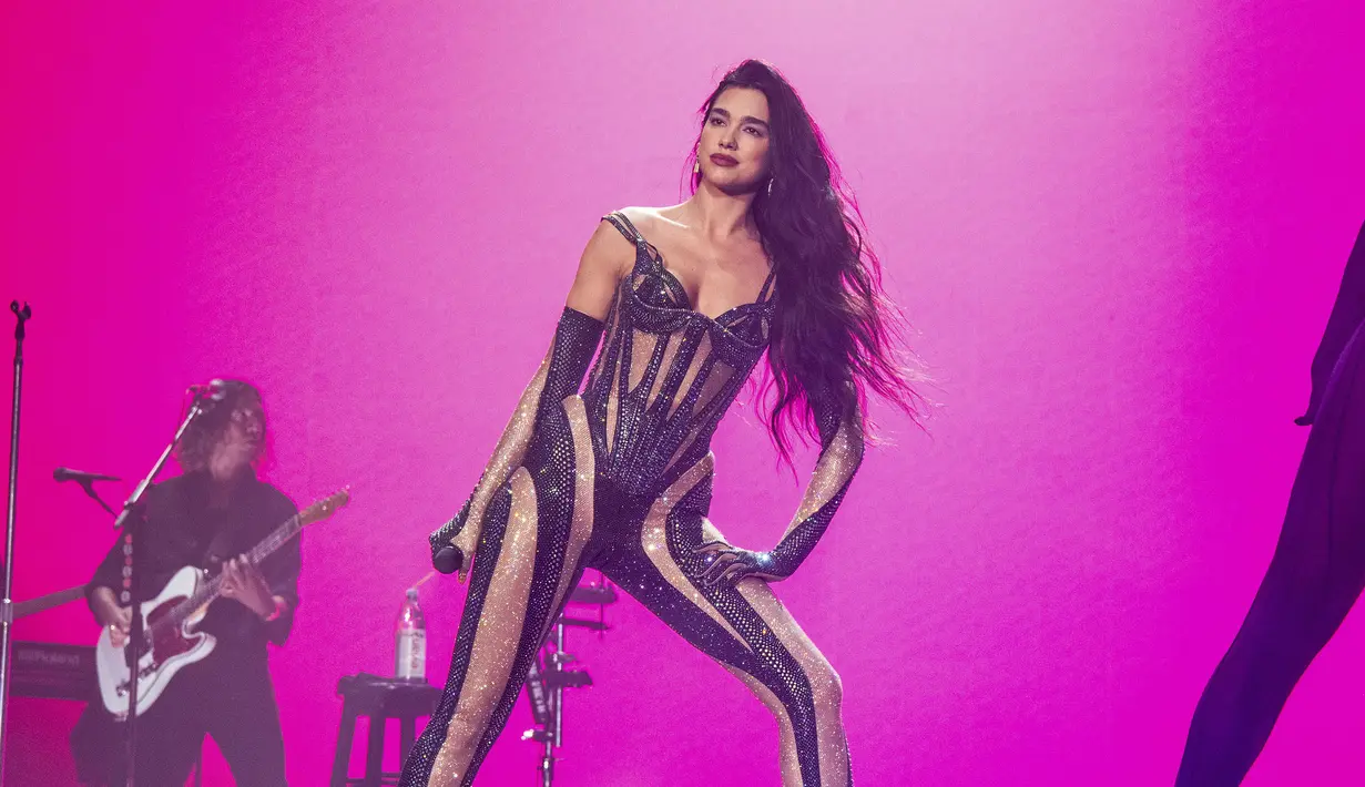 Dua Lipa tampil pada hari kedua Festival Musik Lollapalooza di Grant Park, Chicago, Amerika Serikat, 29 Juli 2022. Hampir 100.000 orang diperkirakan akan memasuki area festival setiap hari. (Photo by Amy Harris/Invision/AP)