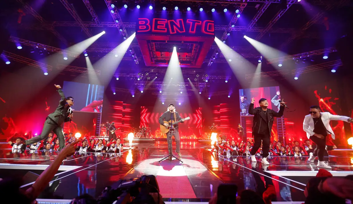 Musisi dan penyanyi, Iwan Fals saat tampil pada malam puncak HUT SCTV ke-35 di studio 8 Emtek City, Jakarta, Minggu (24/8/2025). (Kapanlagi.com/Budy Santoso)