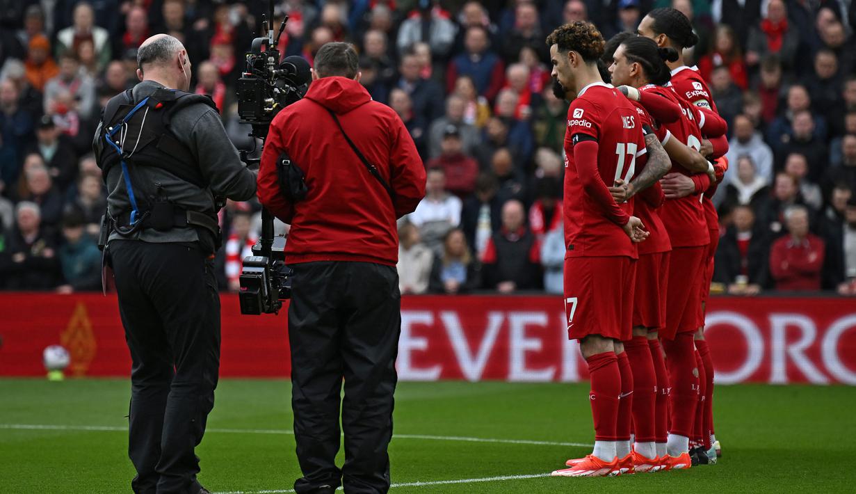 Para pemain Livepool melakukan hening cipta untuk mengenang 35 tahun Tragedi Hillsborough jelang menghadapi Crystal Palace pada laga pekan ke-33 Premier League 2023/2024 di Anfield Stadium, Liverpool, Minggu (14/4/2024). (AFP/Paul Ellis)