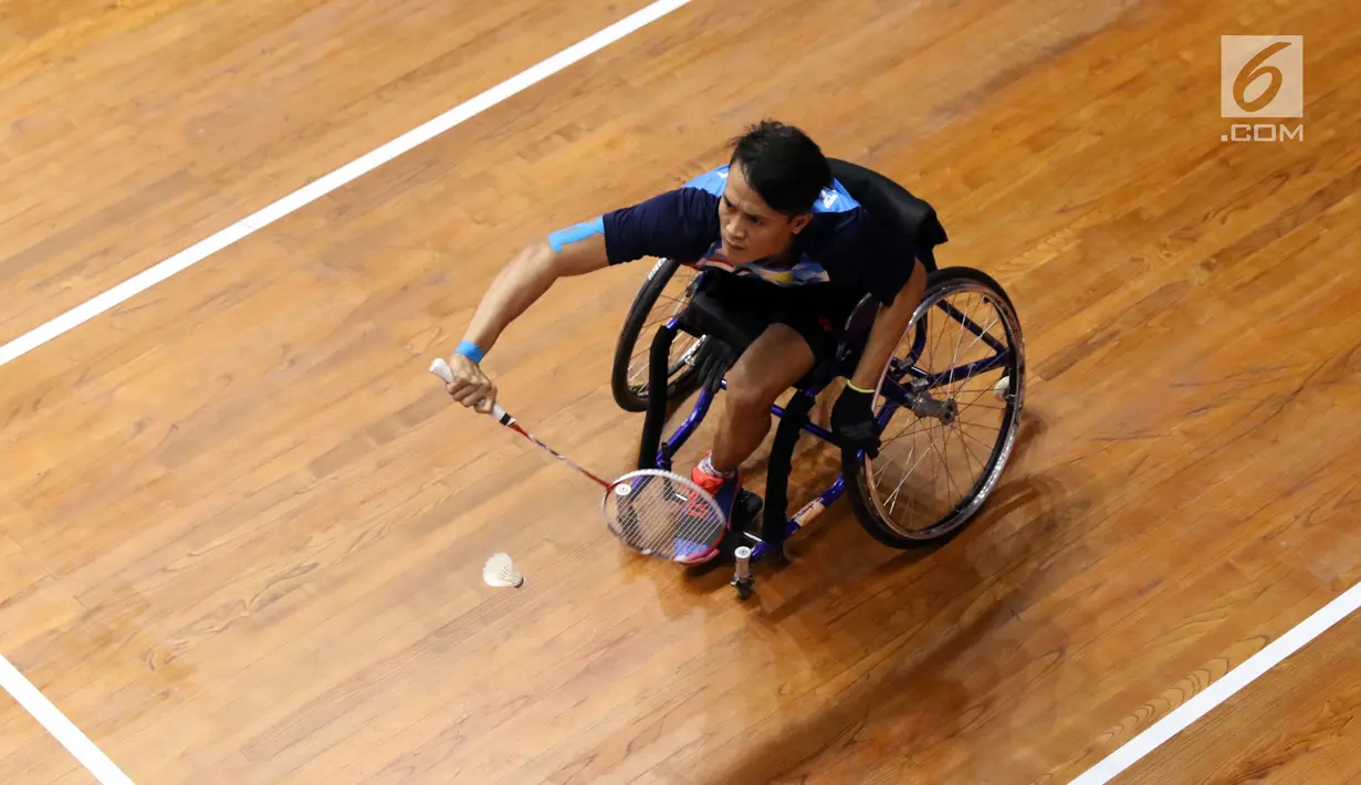 Pebulutangkis Banten, Wiwin Andri mengembalikan kok ke arah Supriyadi (Jateng) pada laga Indonesia Para Games Invitational Tournament 2018 di Istora Senayan, Jakarta, Rabu (27/6). Supriyadi unggul 21-11, 21-18. (Liputan6.com/Helmi Fithriansyah)