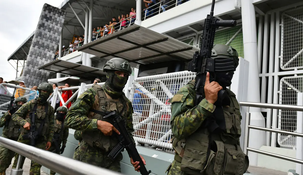 Melalui keputusan presiden, dia mengerahkan pasukan untuk memerangi geng kriminal yang meneror penduduk. (AP Photo/Ariel Ochoa)