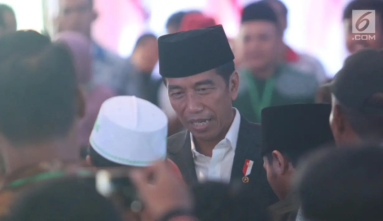 Presiden Jokowi berbincang saat mengunjungi Pondok Pesantren Miftahul Huda, Tasikmalaya, Jawa Barat, Rabu (27/2). Kedatangan Jokowi merupakan bagian dari rangkaian Penyaluran KUR Ketahanan pangan dan aksi ekonomi untuk rakyat. (Liputan6.com/Angga Yuniar)
