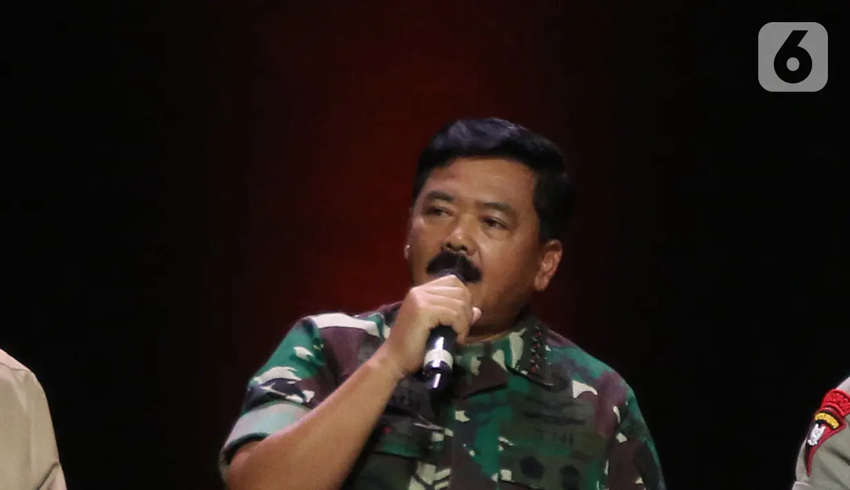 Panglima TNI Marsekal TNI Hadi Tjahjanto memberi paparan dalam diskusi panel VIII Rakornas Indonesia Maju antara Pemerintah Pusat dan Forum Koordinasi Pimpinan Daerah (Forkopimda) di Bogor, Jawa Barat, Rabu (13/11/2019). Panel VIII membahas stabilitas keamanan negara. (Liputan6.com/Herman Zakharia)