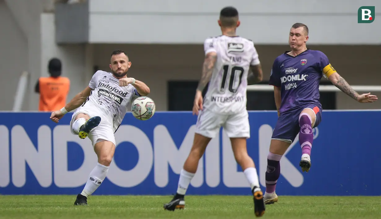 Dua gol yang dicetak Ilija Spasojevic mengantarkan Bali United memetik tiga poin usai menang 2-1 atas Persita Tangerang dalam laga pekan ke-4 BRI Liga 1 di Stadion Pakansari, Bogor, Jumat (24/9/2021). Gol pertama bahkan dicetak dengan indah lewat sepakan voli. (Bola.com/Bagaskara Lazuardi)