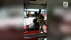 Penumpang merekam aksi seorang polisi yang menampar sopir bus. Sopir bus diduga ingin menyuap polisi karena tidak dapar menunjukkan surat izin mengemudi.