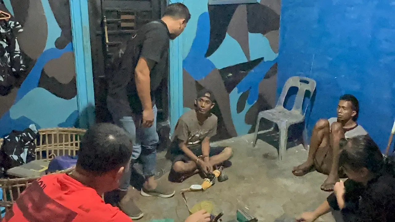 Penggerebekan tempat produksi narkoba jenis ekstasi di sebuah kantor organisasi kepemudaan (OKP) kawasan Medan Maimun, Sumut.