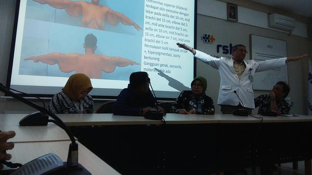 Ketua Tim Dokter Operasi Bedah Plastik Arya Permana, Hardisiswo Soedjana, memberikan penjelasan tahapan rencana operasi untuk pasien Arya Permana (Foto: Arie Nugraha/Liputan6.com)