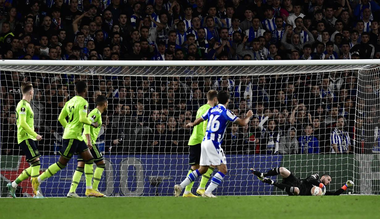 David de Gea tampil gemilang saat Manchester United meraih kemenangan 1-0 atas Real Sociedad dalam laga pamungkas Grup E Liga Europa 2022/2023 yang digelar di Reale Arena, Jumat (4/11/2022) dini hari WIB. Dirinya berhasil membuat beberapa kali penyelamatan dari serangan pemain Real Sociedad. (AP Photo/Alvaro Barrientos)