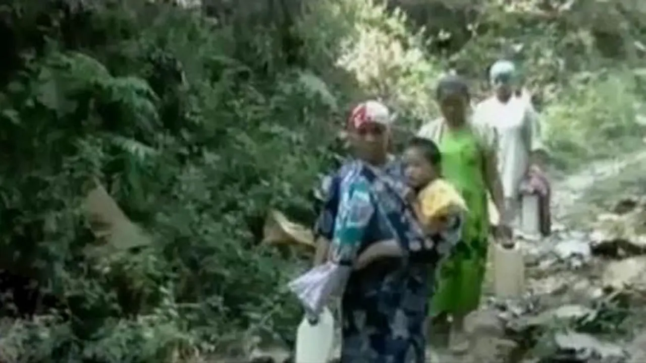 Demi Memperoleh Air Bersih, Warga Kediri Berjalan 2 KM