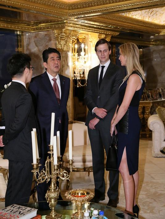 PM Jepang Shinzo Abe berbincang dengan putri Donald Trump, Ivanka Trump dan suaminya Jared Kushner, di Trump Tower di Manhattan, New York, AS, (17/11). (Cabinet Public Relations Office/HANDOUT via Reuters)
